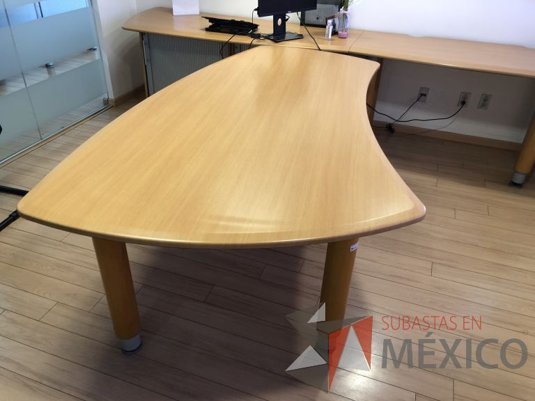 Lote 041 -2 Mesas de trabajo con 4 patas y cubierta color madera - Imagen 3