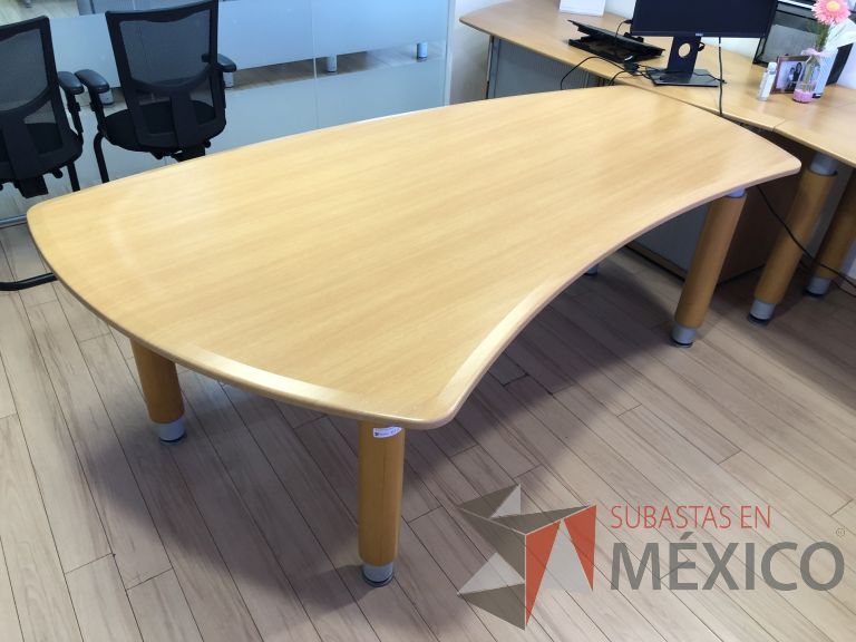 Lote 041 -2 Mesas de trabajo con 4 patas y cubierta color madera - Imagen 4