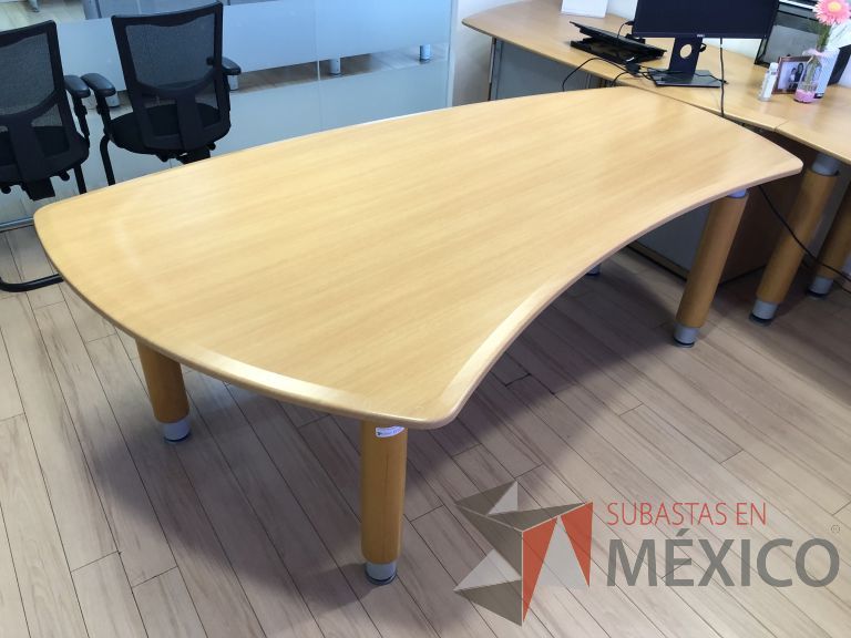 Lote 041 -2 Mesas de trabajo con 4 patas y cubierta color madera - Imagen 5