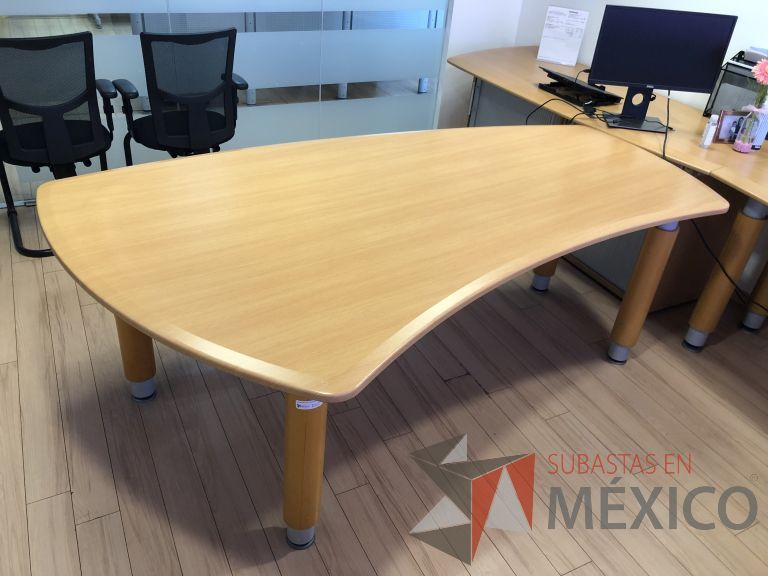 Lote 041 -2 Mesas de trabajo con 4 patas y cubierta color madera