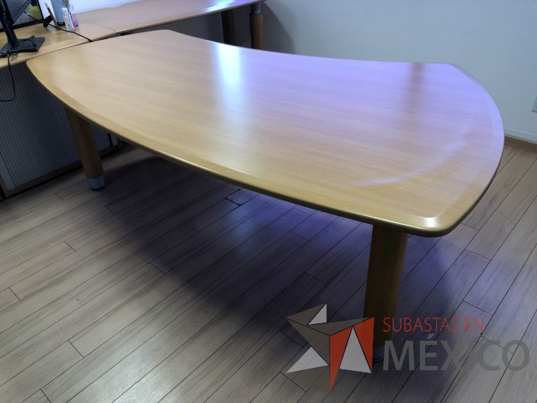 Lote 041 -2 Mesas de trabajo con 4 patas y cubierta color madera - Imagen 6