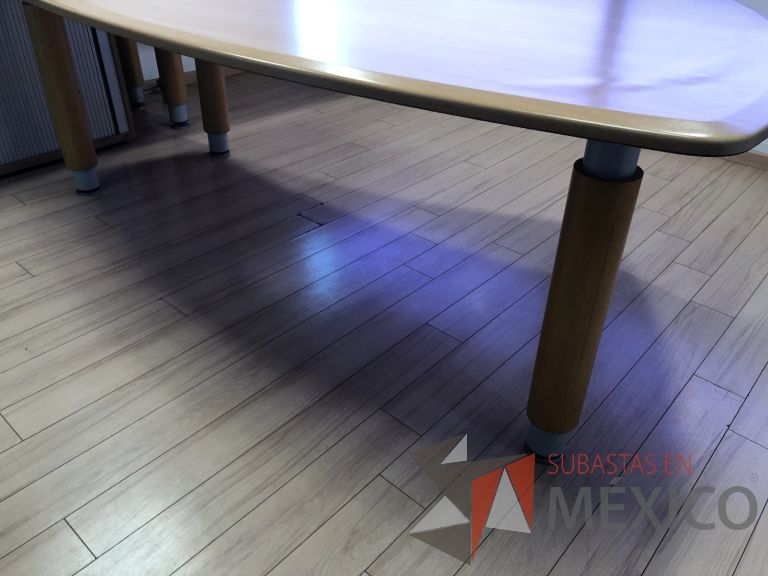 Lote 041 -2 Mesas de trabajo con 4 patas y cubierta color madera - Imagen 7