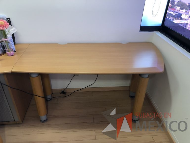 Lote 041 -2 Mesas de trabajo con 4 patas y cubierta color madera - Imagen 8