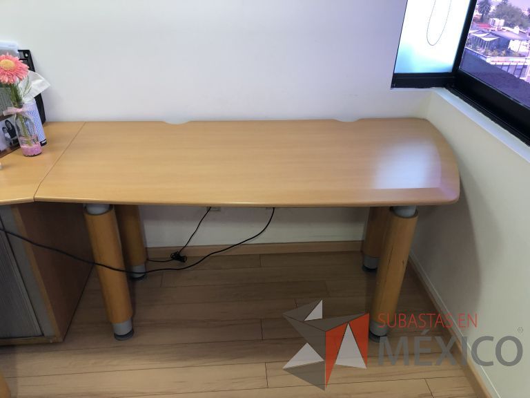 Lote 041 -2 Mesas de trabajo con 4 patas y cubierta color madera - Imagen 9