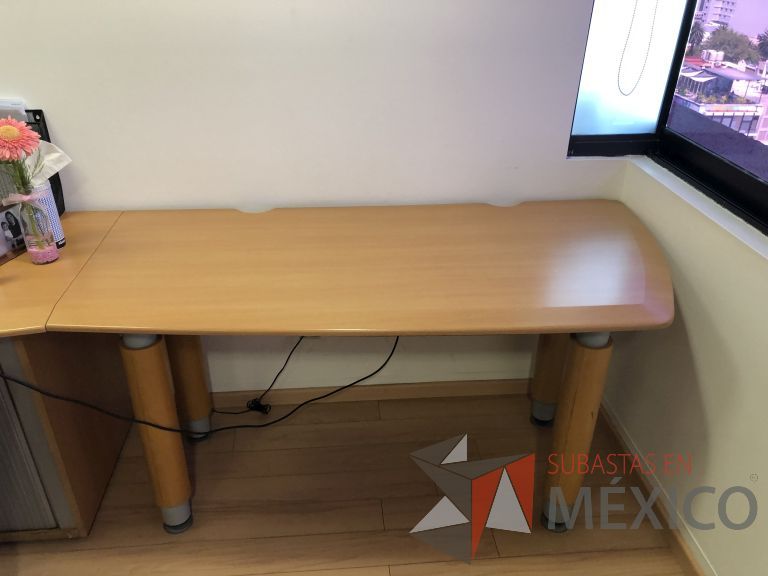 Lote 041 -2 Mesas de trabajo con 4 patas y cubierta color madera - Imagen 11