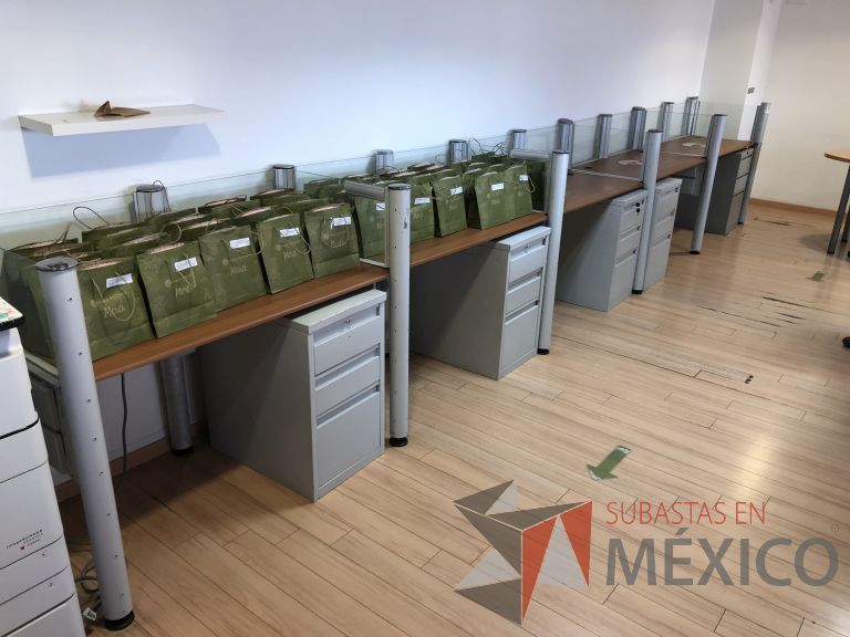 Lote 029 - Estación de trabajo lineal para 5 personas