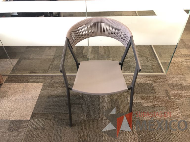 Lote 044 - 4 Sillas fijas, asiento y respaldo en tela color café