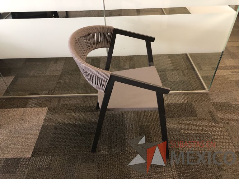 Lote 044 - 4 Sillas fijas, asiento y respaldo en tela color café - Imagen 4