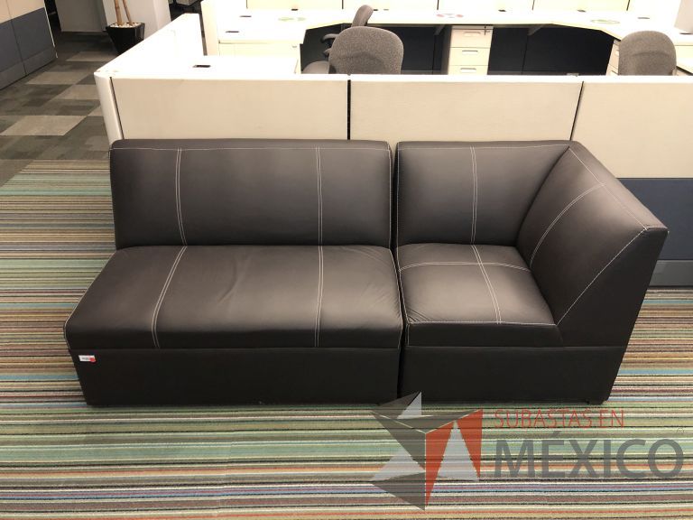 Lote 048 - Sillón en escuadra de 3 plazas tipo piel color café, en 2 partes