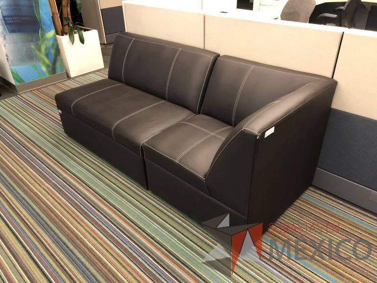Lote 048 - Sillón en escuadra de 3 plazas tipo piel color café, en 2 partes - Imagen 5
