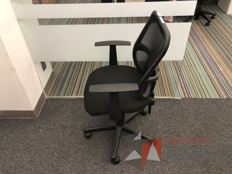Lote 067 - 2 Sillas operativas, respaldo en malla y asiento en tela - Imagen 4