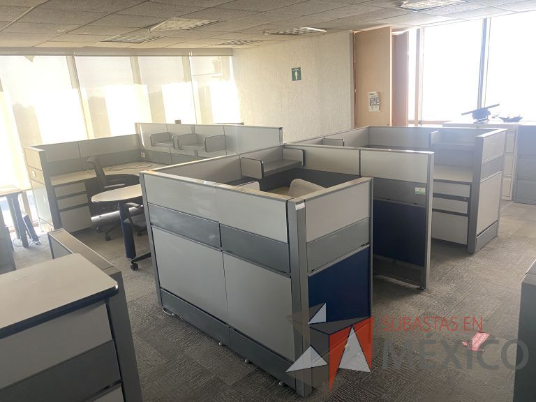 Lote 001 - Estación de trabajo para 4 personas con 6 archivero de pedestal - Imagen 2