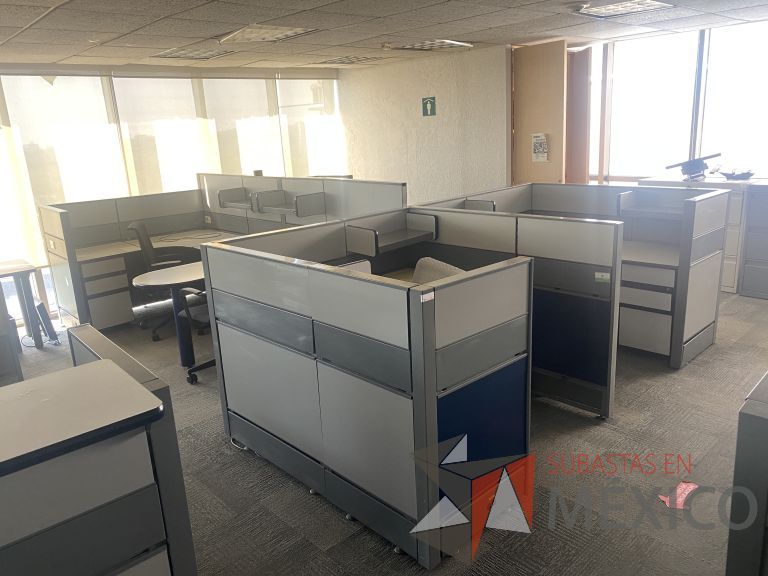 Lote 001 - Estación de trabajo para 4 personas con 6 archivero de pedestal