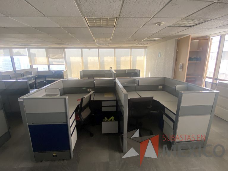 Lote 001 - Estación de trabajo para 4 personas con 6 archivero de pedestal - Imagen 4