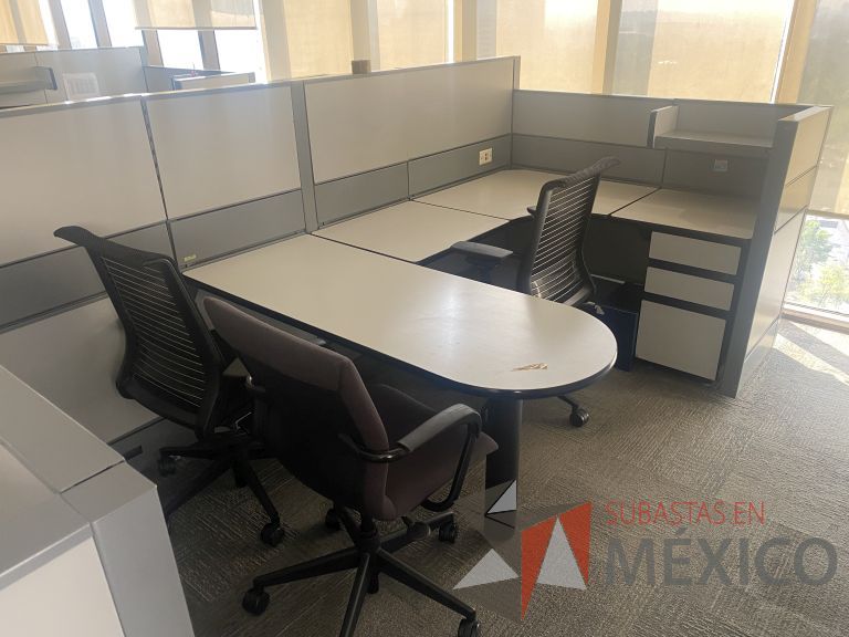 Lote 001 - Estación de trabajo para 4 personas con 6 archivero de pedestal - Imagen 7