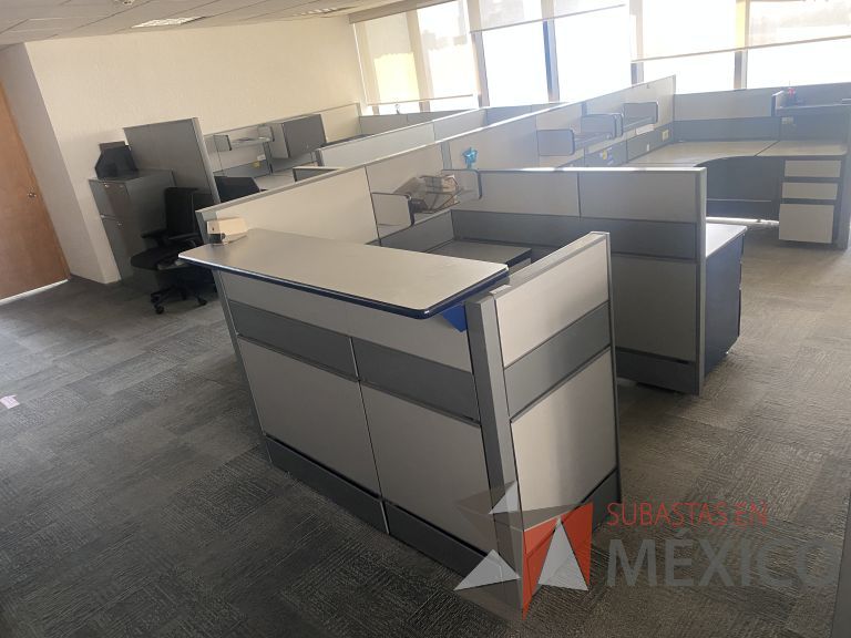 Lote 022 - Estación de trabajo para 5 personas con 8 archiveros de pedestal - Imagen 2