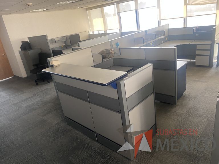 Lote 022 - Estación de trabajo para 5 personas con 8 archiveros de pedestal - Imagen 3