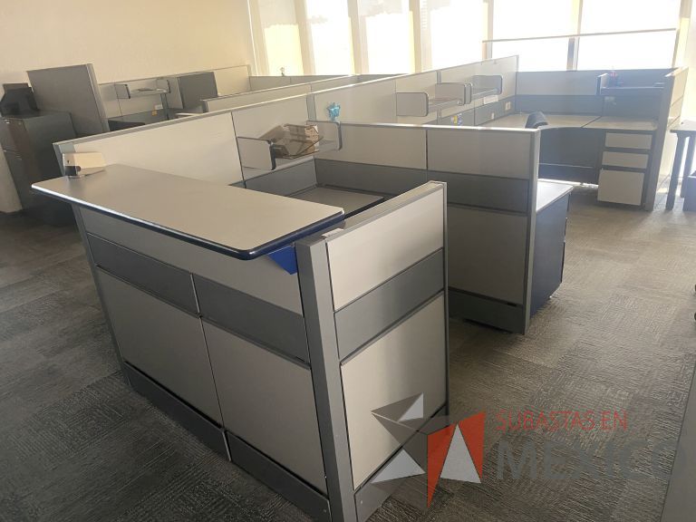 Lote 022 - Estación de trabajo para 5 personas con 8 archiveros de pedestal