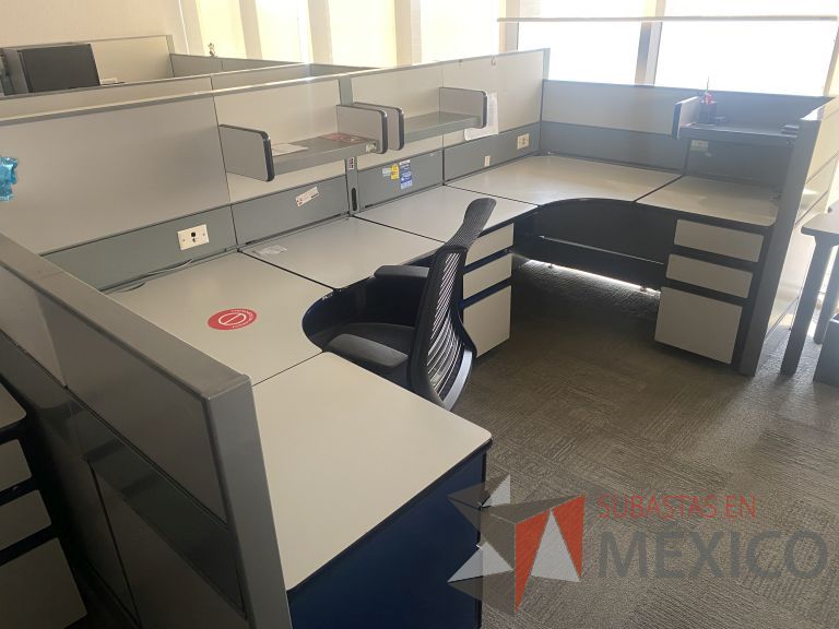 Lote 022 - Estación de trabajo para 5 personas con 8 archiveros de pedestal - Imagen 8