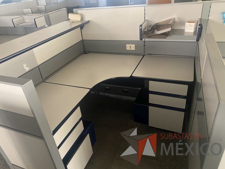 Lote 022 - Estación de trabajo para 5 personas con 8 archiveros de pedestal - Imagen 9