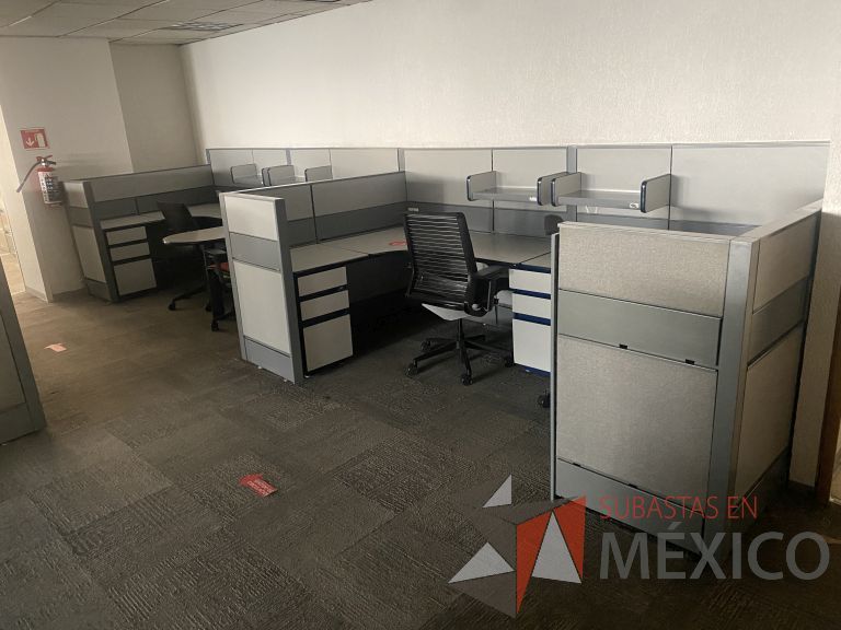Lote 027 - Estación de trabajo lineal para 3 personas