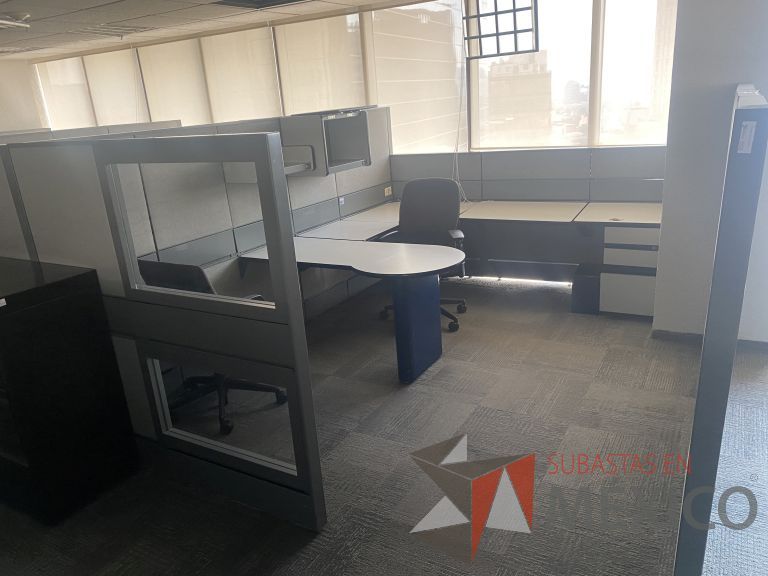 Lote 028 - Estación de trabajo gerencial para 3 personas con 3 archiveros de pedestal - Imagen 3