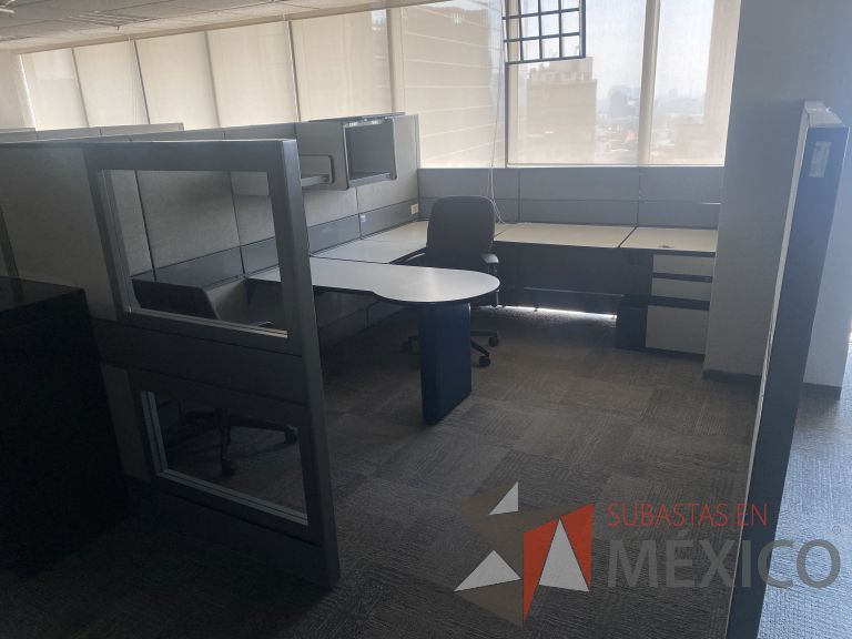 Lote 028 - Estación de trabajo gerencial para 3 personas con 3 archiveros de pedestal - Imagen 4