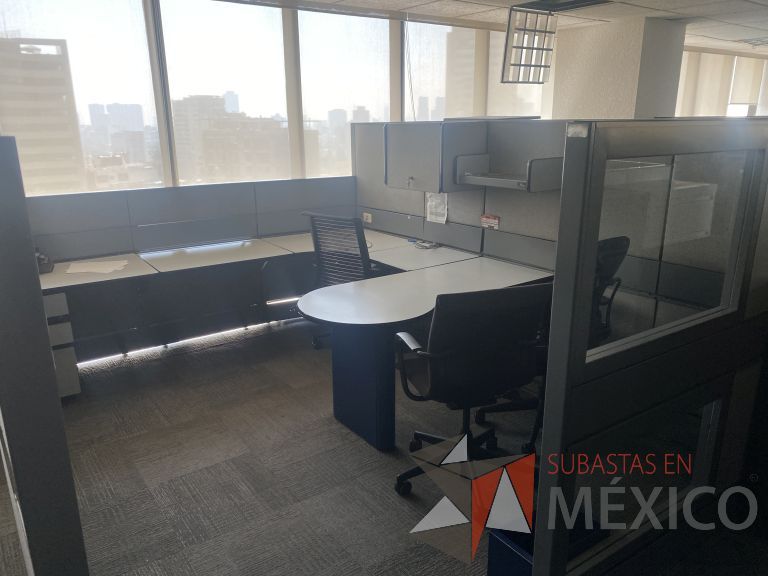 Lote 028 - Estación de trabajo gerencial para 3 personas con 3 archiveros de pedestal - Imagen 6
