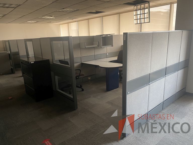 Lote 028 - Estación de trabajo gerencial para 3 personas con 3 archiveros de pedestal - Imagen 7