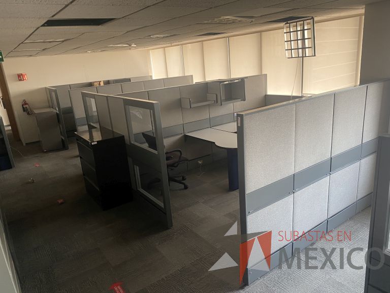 Lote 028 - Estación de trabajo gerencial para 3 personas con 3 archiveros de pedestal