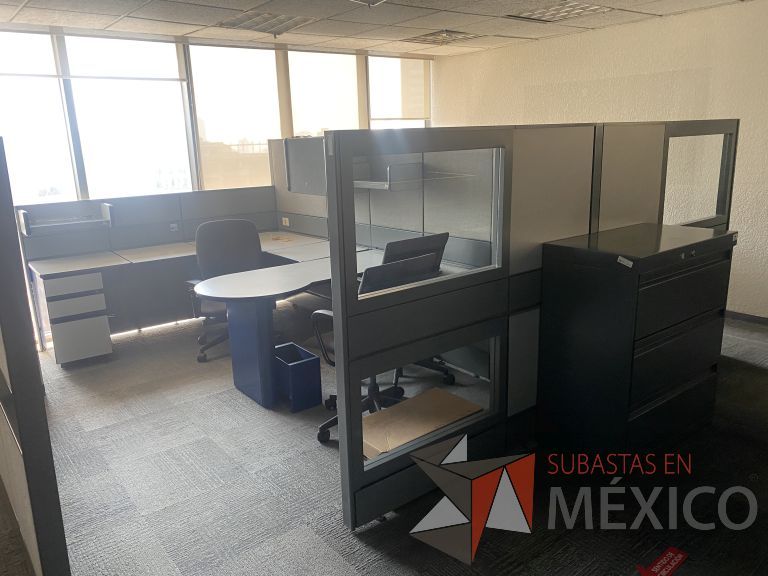 Lote 002 - Estación de trabajo gerencial para 2 personas con 2 archiveros de pedestal