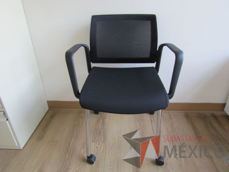 Lote 002 - 2 Sillas de visita con 4 patas, asiento y respaldo en tela color negro - Imagen 2
