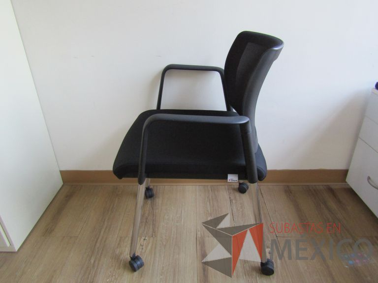 Lote 002 - 2 Sillas de visita con 4 patas, asiento y respaldo en tela color negro - Imagen 4