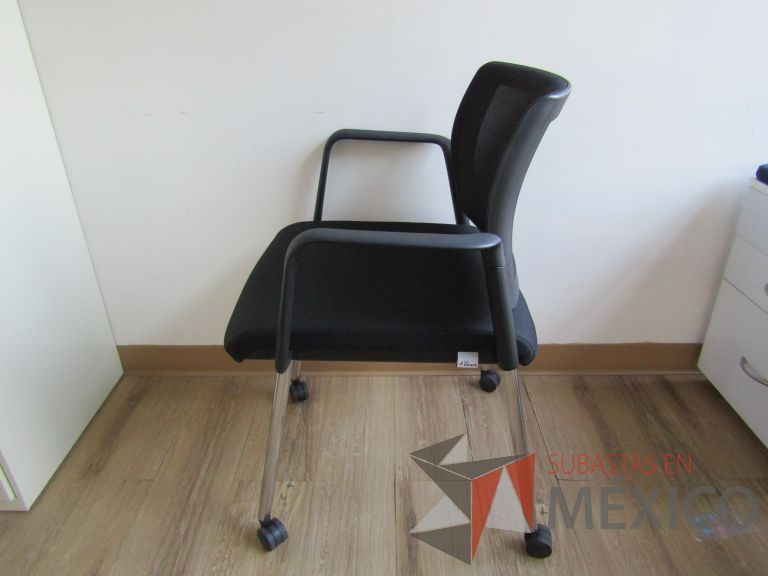 Lote 002 - 2 Sillas de visita con 4 patas, asiento y respaldo en tela color negro - Imagen 5