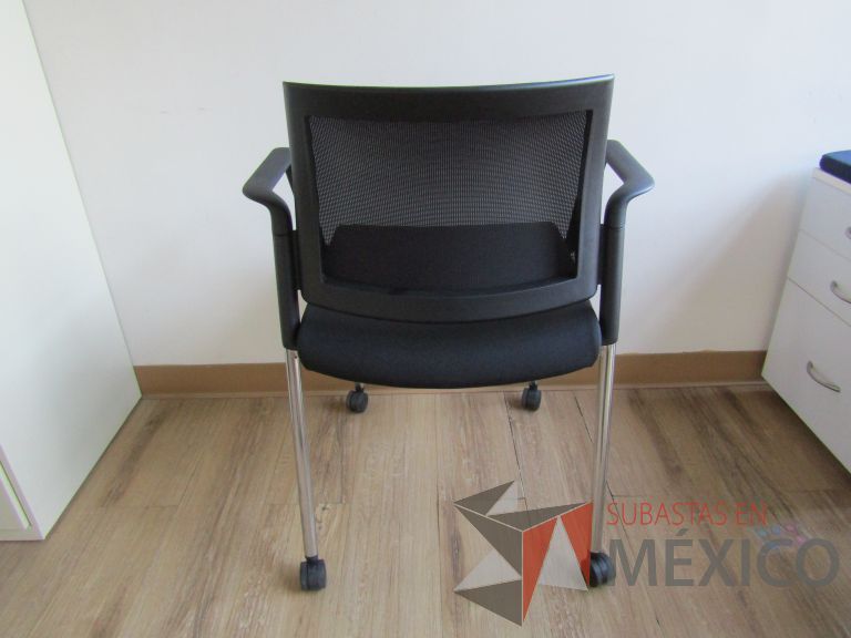 Lote 002 - 2 Sillas de visita con 4 patas, asiento y respaldo en tela color negro - Imagen 7