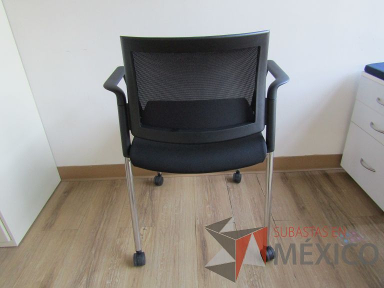 Lote 002 - 2 Sillas de visita con 4 patas, asiento y respaldo en tela color negro - Imagen 8