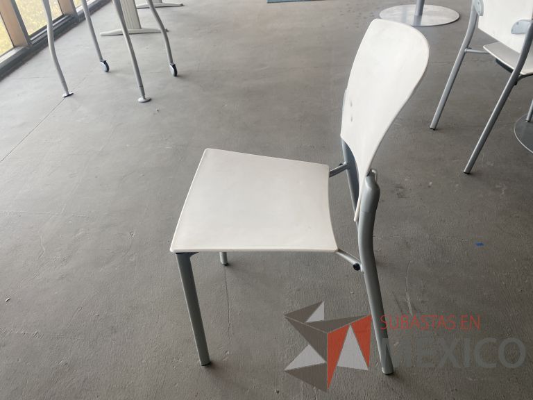 Lote 082 - Mesa de trabajo y 4 sillas fijas - Imagen 3