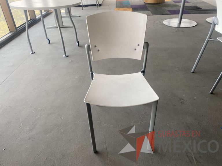 Lote 082 - Mesa de trabajo y 4 sillas fijas - Imagen 5