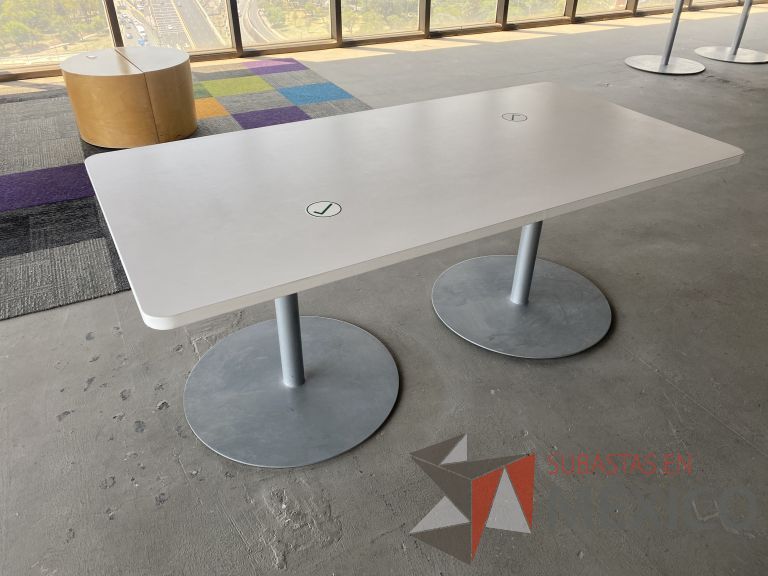 Lote 082 - Mesa de trabajo y 4 sillas fijas - Imagen 7