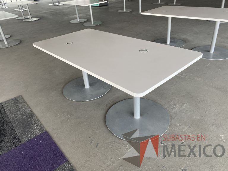 Lote 082 - Mesa de trabajo y 4 sillas fijas