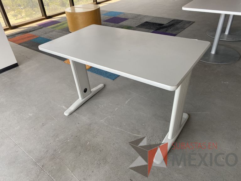 Lote 013 - Escritorio con 2 bases metálicas y cubierta color beige
