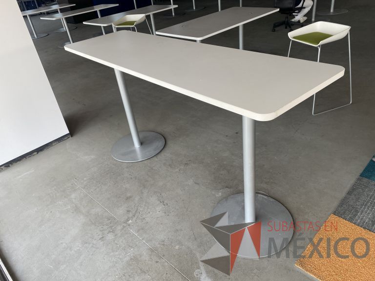 Lote 016 - Mesa alta con 2 bases metálicas y cubierta color beige - Imagen 4