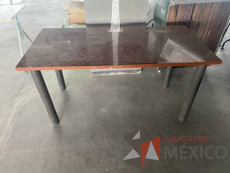 Lote 019 - Mesa de trabajo con 4 patas y cubierta color café - Imagen 2