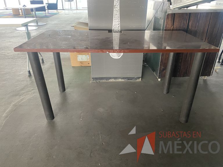 Lote 019 - Mesa de trabajo con 4 patas y cubierta color café - Imagen 4