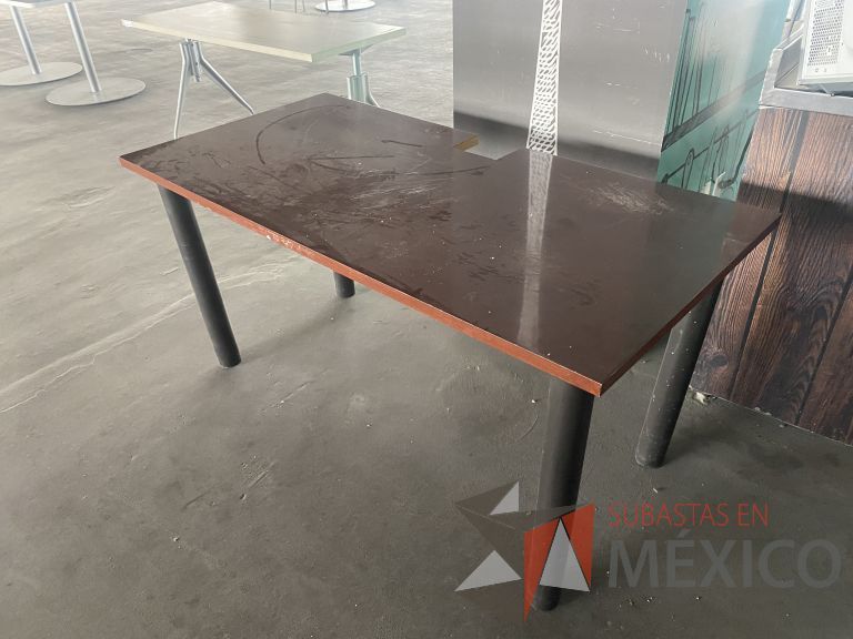 Lote 019 - Mesa de trabajo con 4 patas y cubierta color café