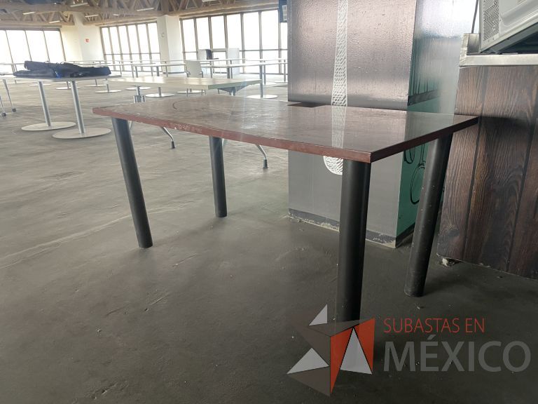 Lote 019 - Mesa de trabajo con 4 patas y cubierta color café - Imagen 5
