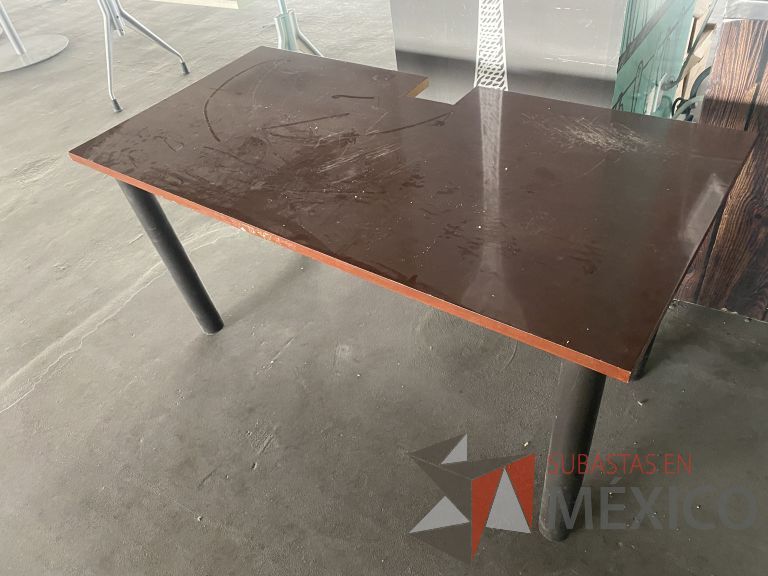 Lote 019 - Mesa de trabajo con 4 patas y cubierta color café - Imagen 6