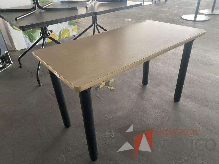 Lote 038 - Mesa de trabajo con 4 patas y cubierta color madera