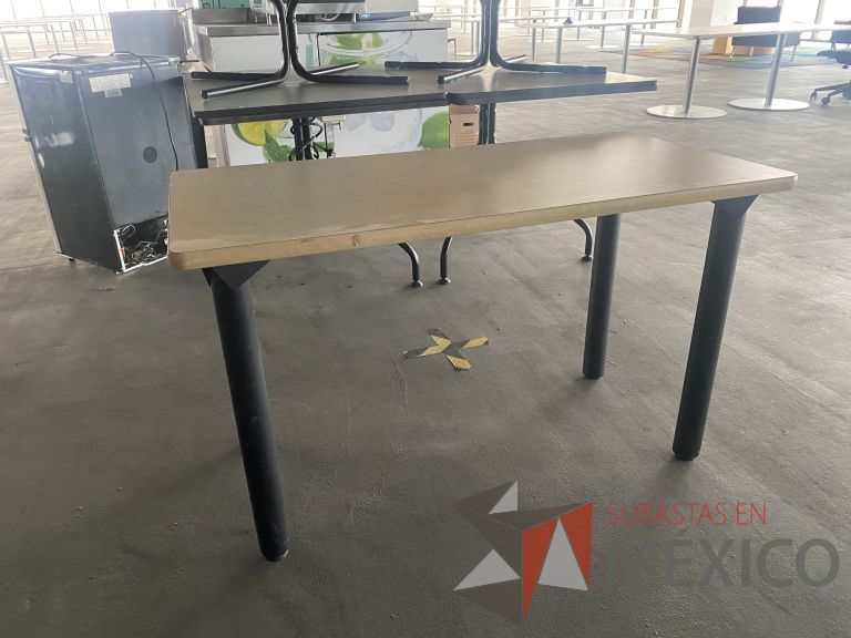 Lote 038 - Mesa de trabajo con 4 patas y cubierta color madera - Imagen 2