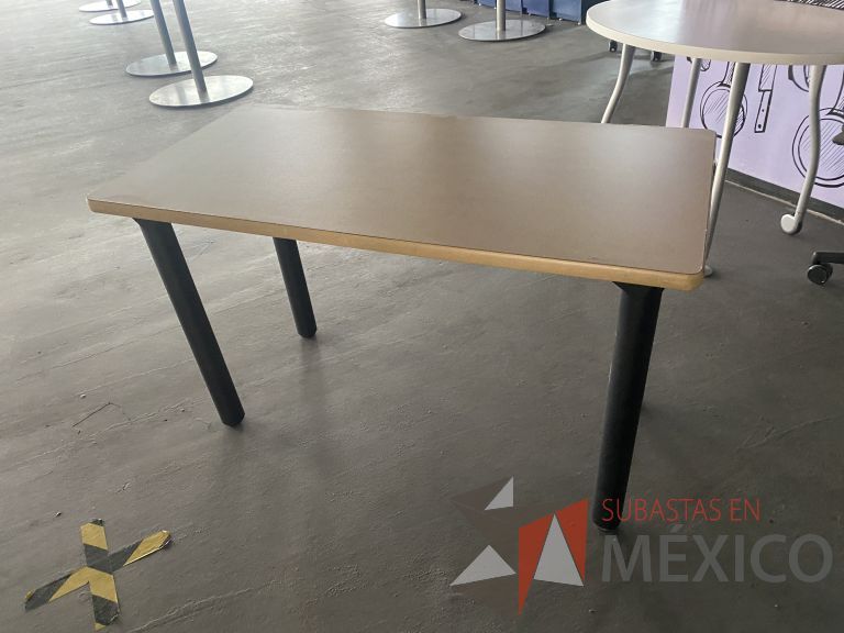 Lote 038 - Mesa de trabajo con 4 patas y cubierta color madera - Imagen 3
